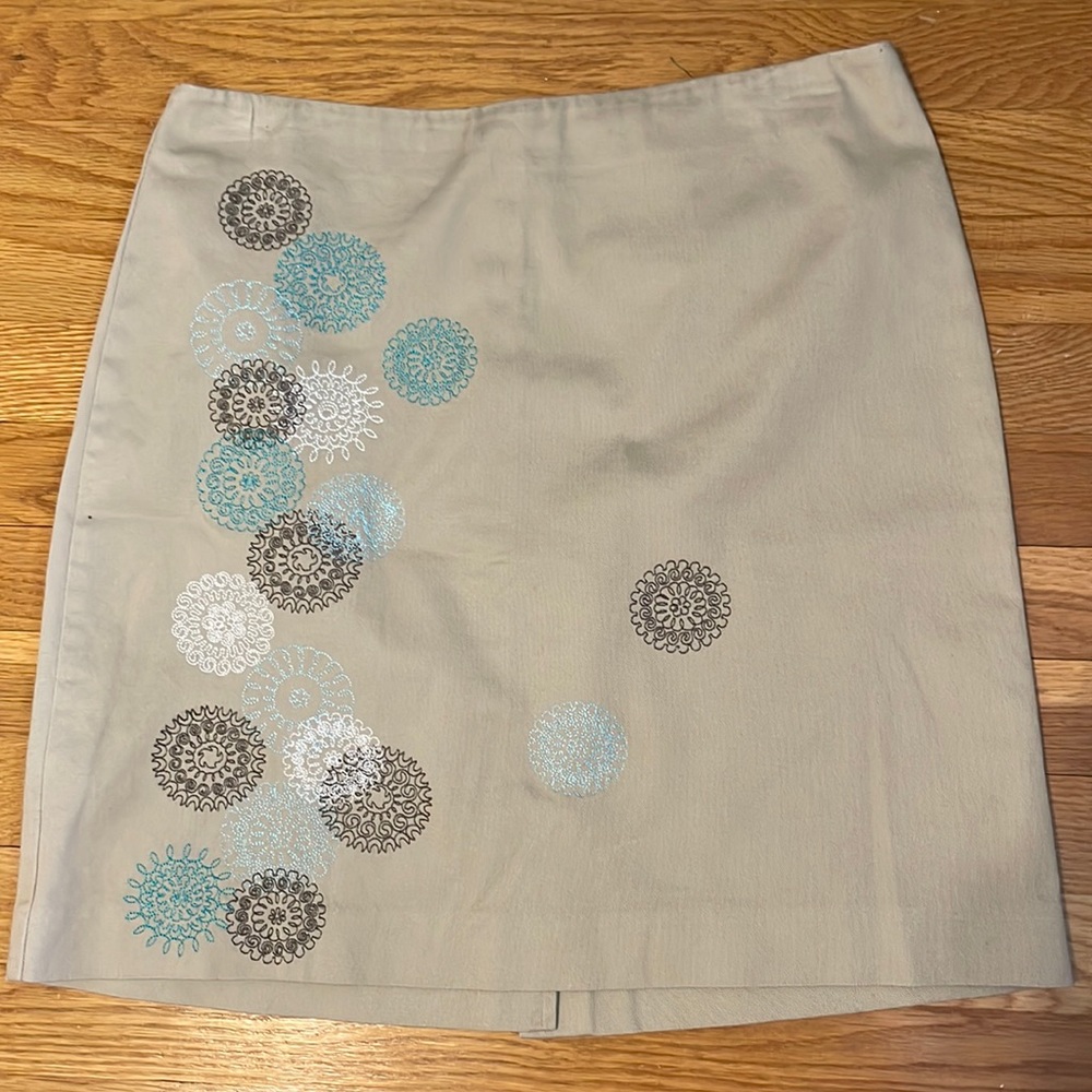 Geoffrey Beene Sport Tan Skirt Womens 8 Stretch Embroidered Designs